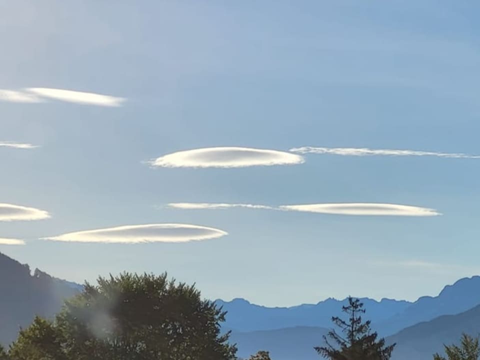 Schwyz Linsenförmige Wolken über den Alpen