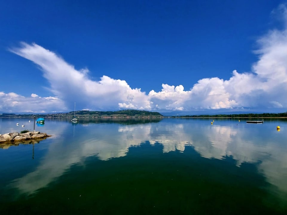 Perfekte Spiegelung Mont Vully mit Quellwolken am Murtensee