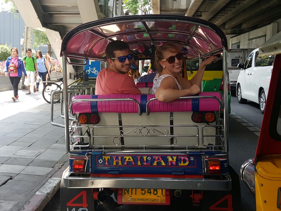 Zwei Touristen in Touristenbus in Thailand. 