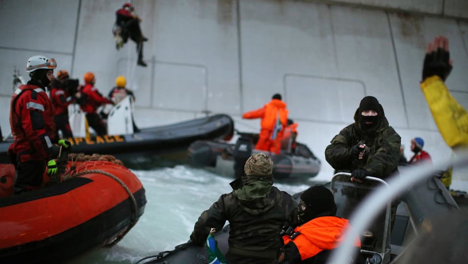 Russische Soldaten stürmen ein Schiff der Umweltorganisation Greenpeace