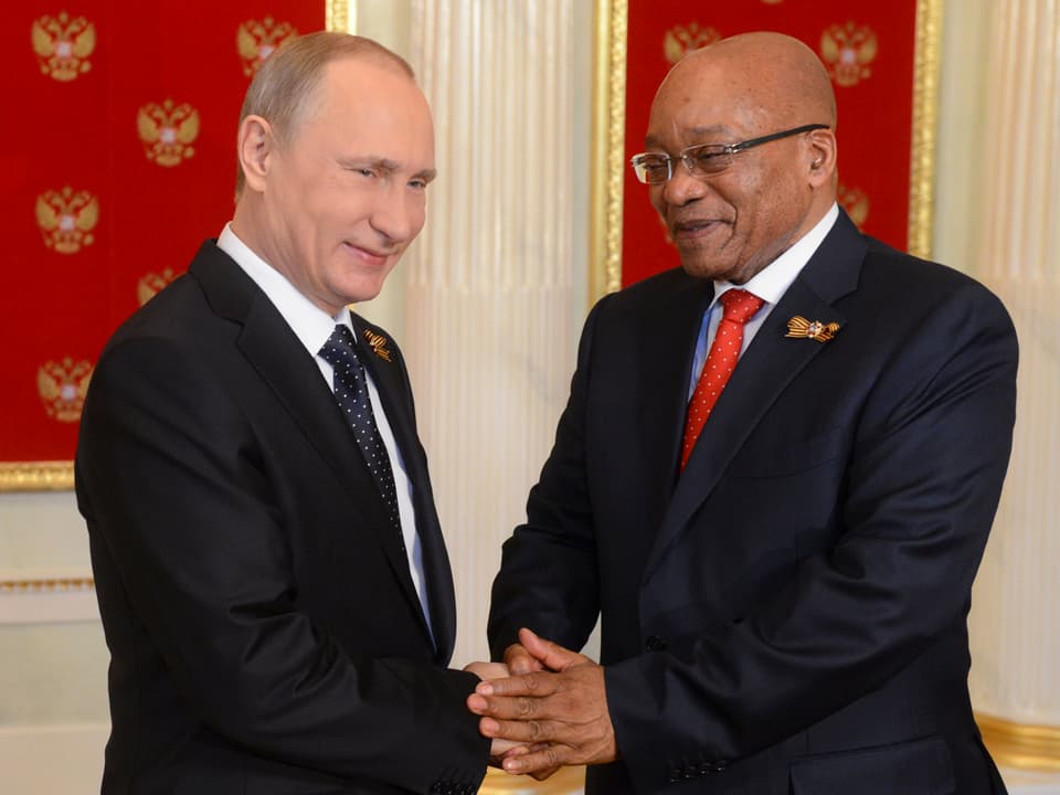Der südafrikanische Staatspräsident Jacob Zuma schüttelt Wladimir Putin die Hand. 