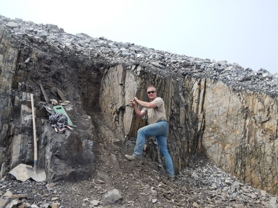 Der Finder Christian Obrist an der Ausgrabungsstelle bei der Ducanfurgga, südwestlich von Davos.