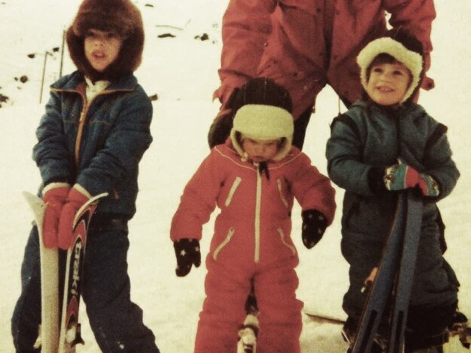Tweet der SRF 3 Redaktorin: "Früh übt sich! Sedrun 1984. Kappe selbst genäht. Ganz wichtig auch: Bremsfell am Ski.“