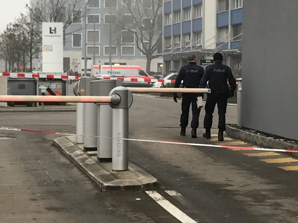 Die Polizei hat ein Gebäude an der Hagenholzstrasse evakuiert.