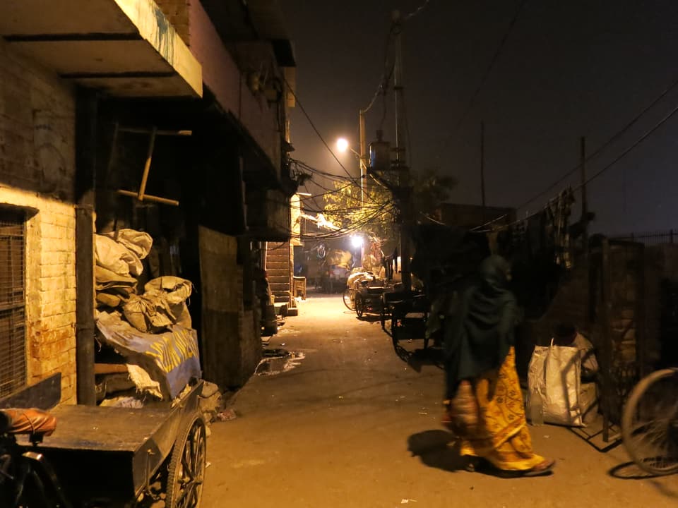 Im Slum von Jahangirpuri, Delhi ist es noch dunkel. 