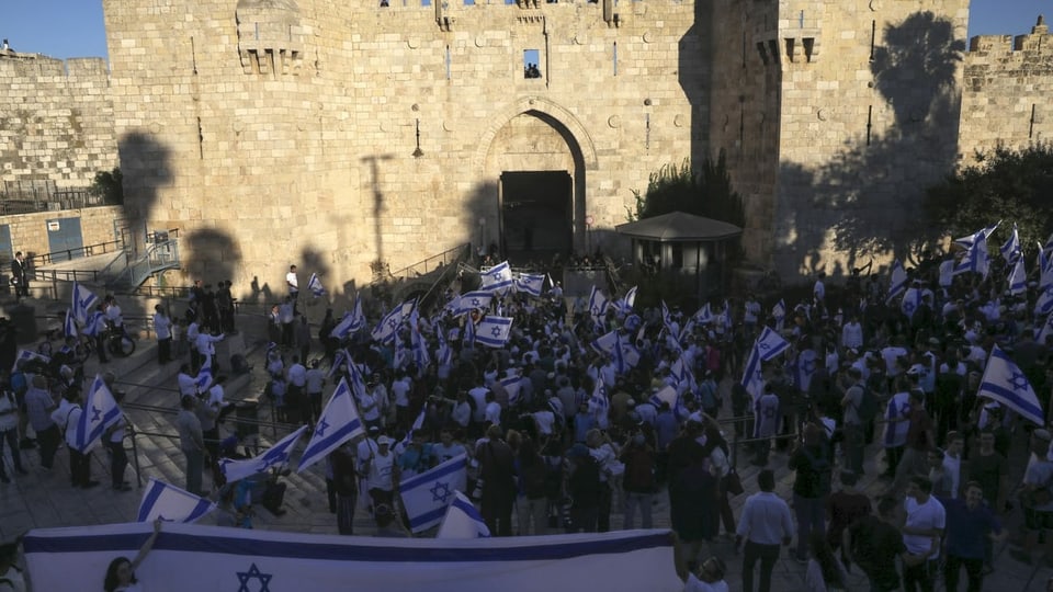 Nationalisten ziehen durch Jerusalem.