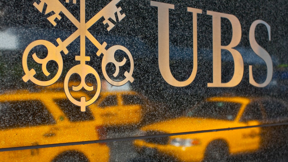 Logo der UBS an der Park Avenue in New York.