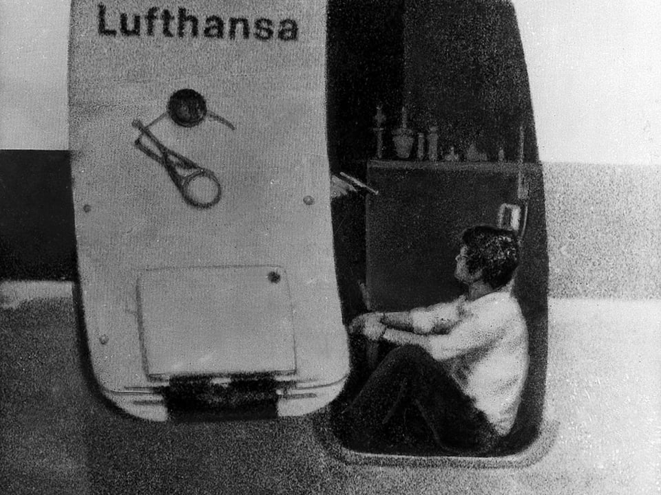 Pilot Juergen Schumann sitzt vor seiner Ermordung am 15. Oktober 1977 in der offenen Tuer der Lufthansa-Maschine Landshut auf dem Flughafen in Dubai.
