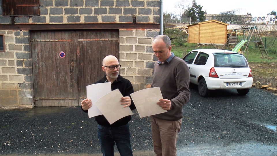 Jean-François Joly (links) kontrolliert Prints im Tageslicht.