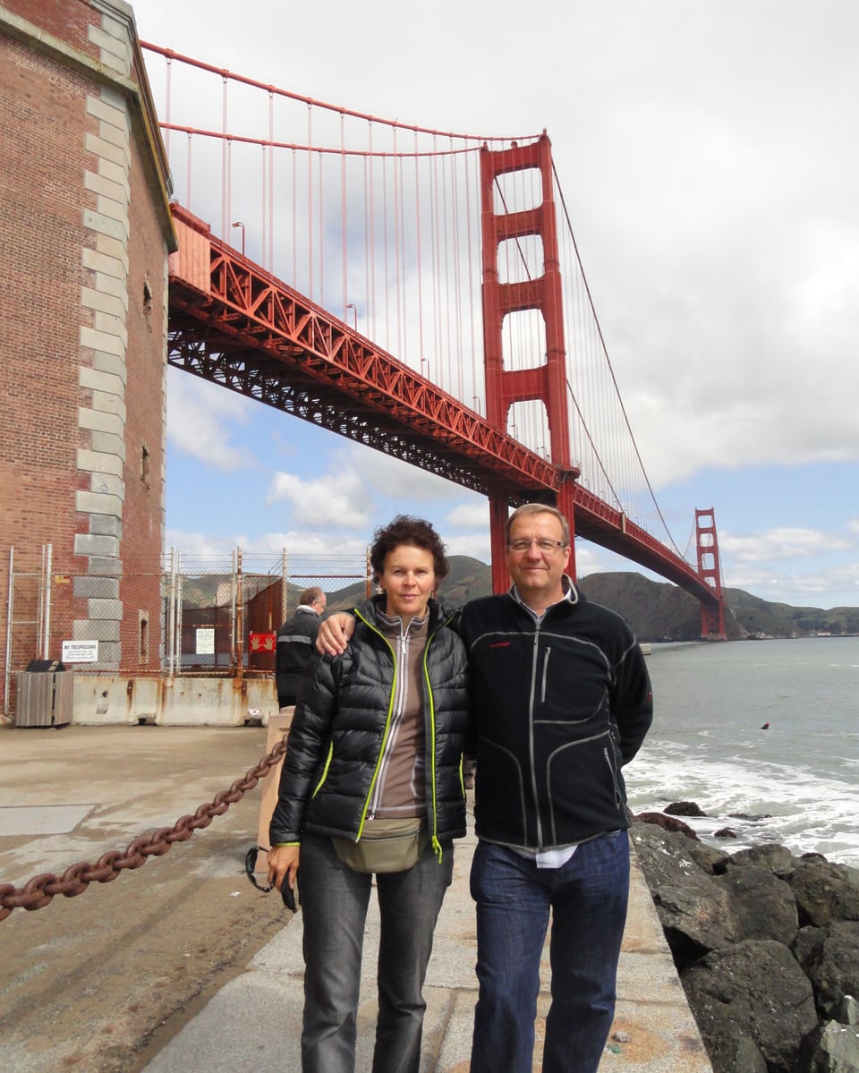 Alfred Bossard in San Francisco vor der Goldengate-Bridge. 
