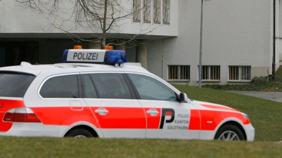 Ein Einsatzfahrzeug der Solothurner Kantonspolizei vor einem Haus