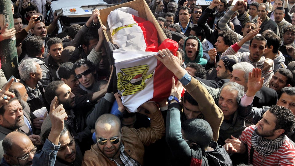 Der Sarg von Mohammed Saad wird von zahlreichen Männern getragen - durch eine grosse Menschenmenge.