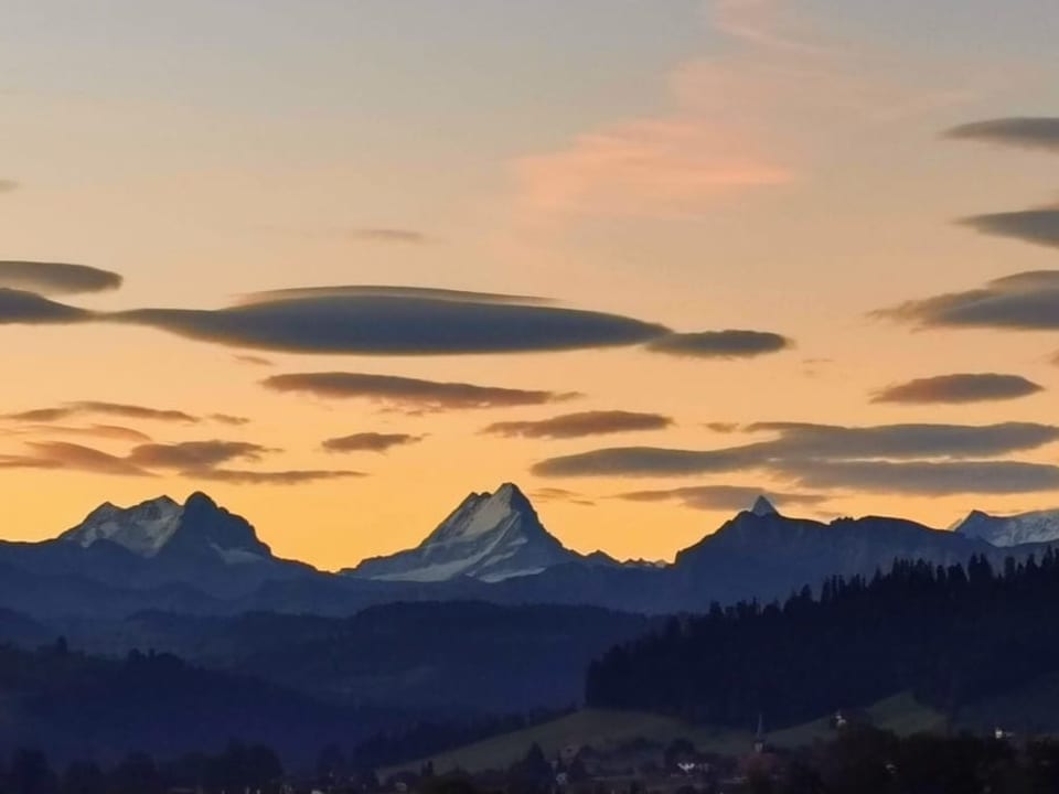 Linsenförmige Wolken über den Alpen.