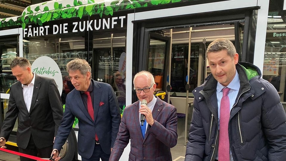 Mit der Durchschneidung eines Bandes ist die neue Buslinie von Wettingen nach Neuenhof eröffnet.