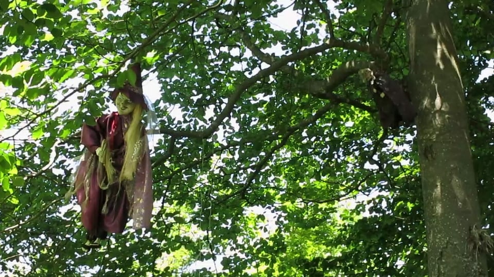 Auf dem «Häxeblätz» selber hängen überall Hexen-Figuren in den Bäumen