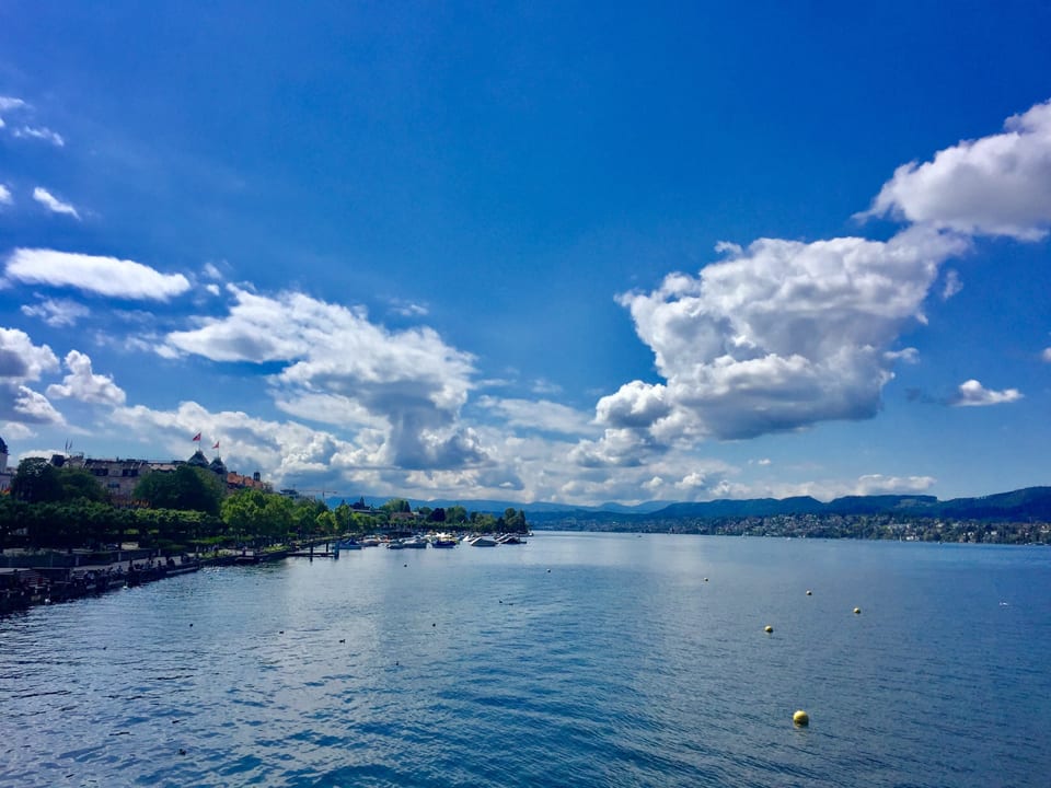 Leuchtender Himmel und leuchtender Zürichsee. Der Sommer ist schön.