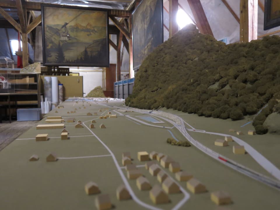 Modell einer Eisenbahnlandschaft.