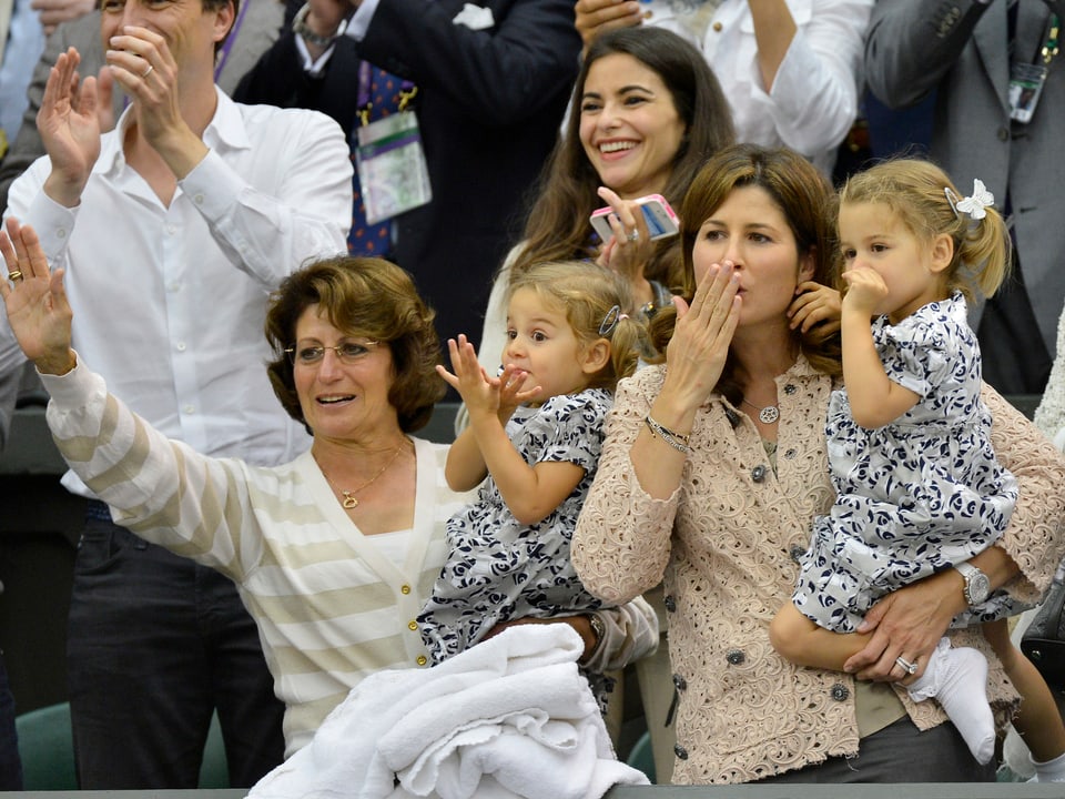 Lynette und Mirka Federer mit den Zwillingen auf dem Arm.