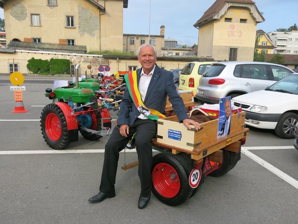 Paul Winiker mit seiner «Schleife in Krienser Farben» - ein Geschenk der Partnerstadt San Damiano d'Asti.  