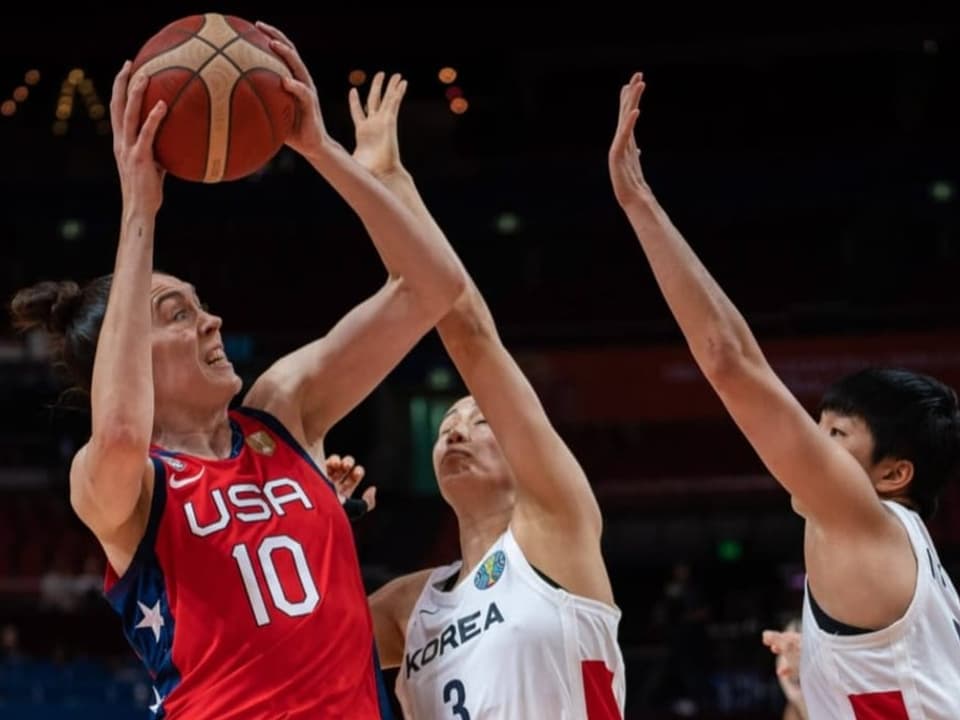 Die amerikanische Basketballerin Breanna Stewart bei einem Abschlussversuch.