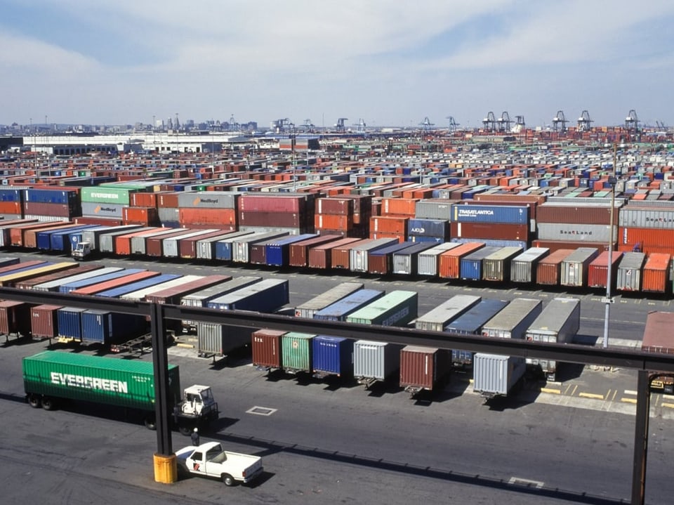 Hunderte von gestapelten Containern am Hafen von Newark