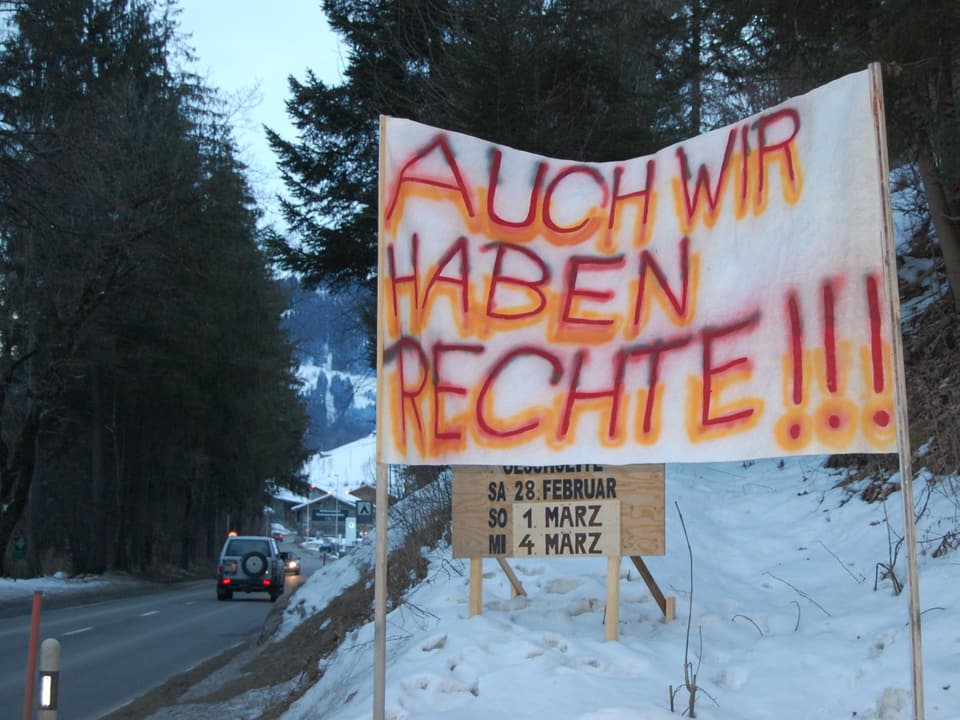 Demo-Banner am Strassenrand.