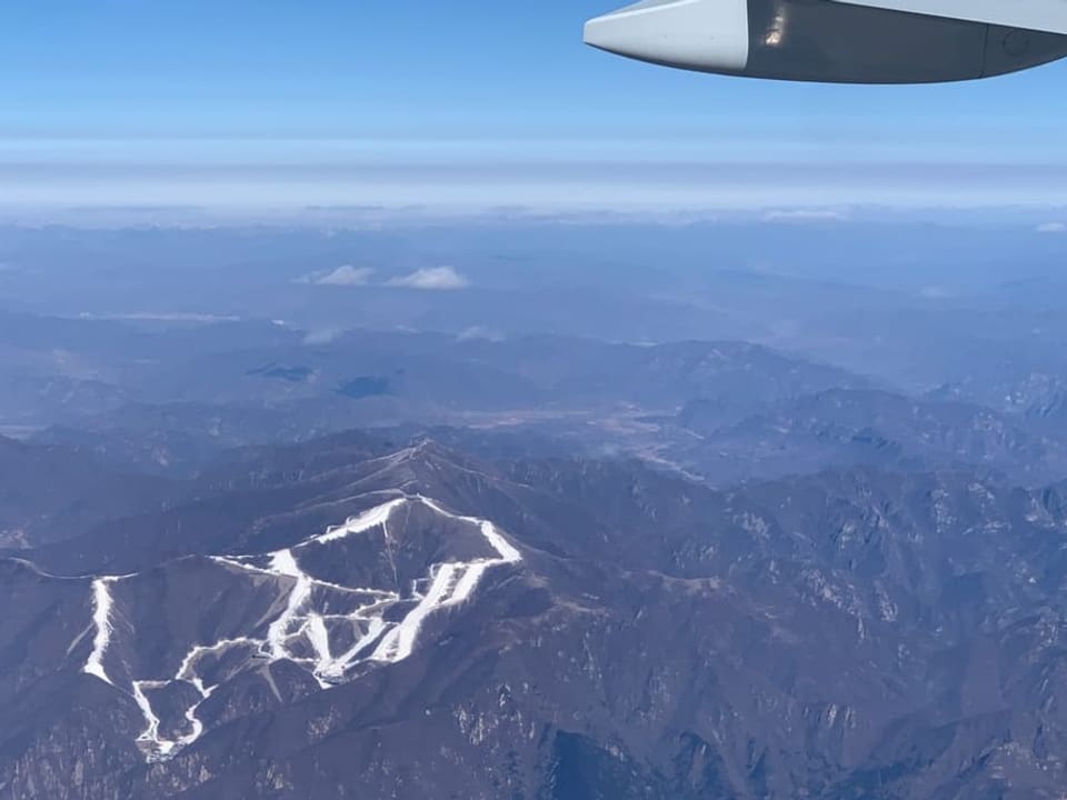 Aussicht aus dem Flugzeug auf das olympische Skigebiet in Yanqinq.