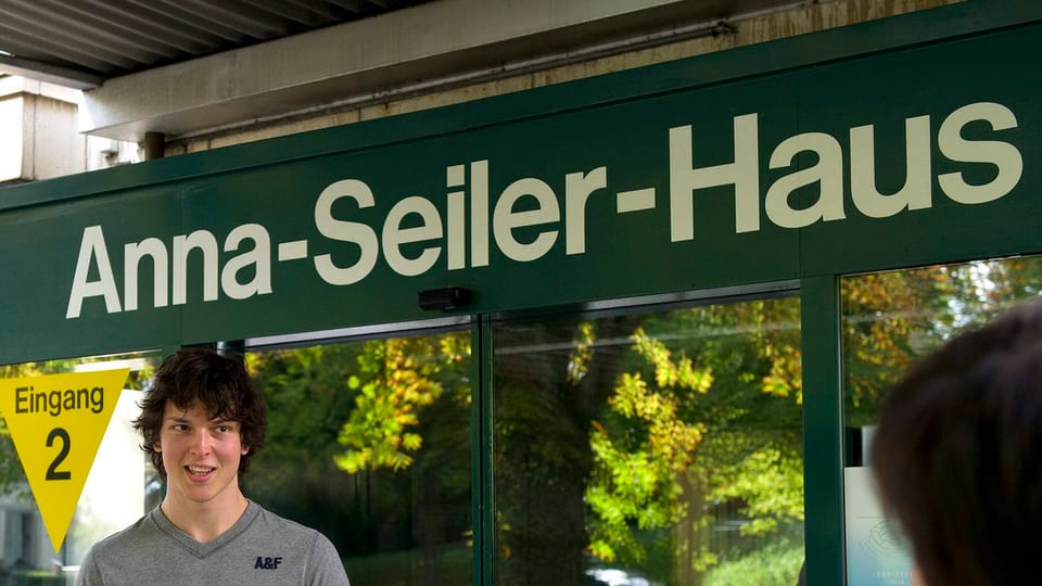 Ein Patient steht vor dem Eingang des angeschriebenen Anna-Seiler-Hauses.