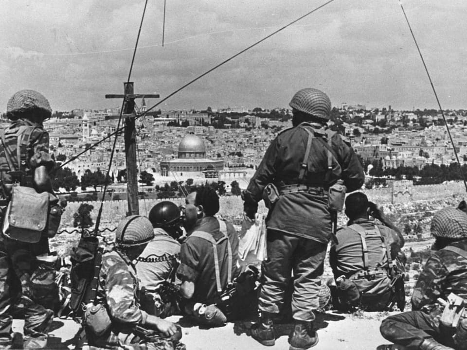 Israelische Soldaten 1967 vor der Altstadt von Jerusalem