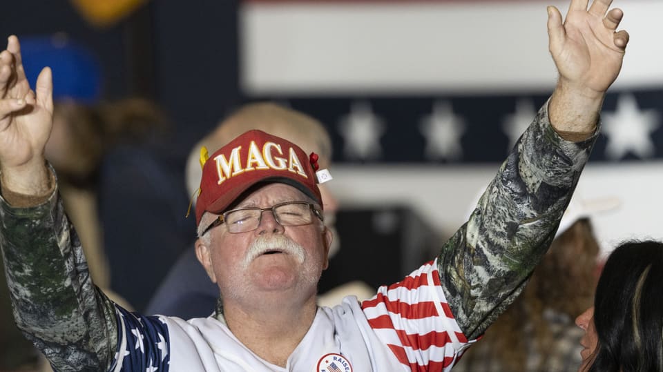 Mann an Trumps Wahlkampfveranstaltung in Iowa, Dezember 2023
