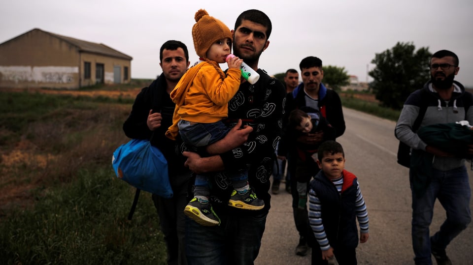 Männer mit Kinder, die den Fluss Evros überquert haben