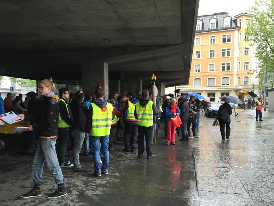 Erste Demoteilnehmer suchen Unterschlupf unter einem Vordach beim Helvetiaplatz.