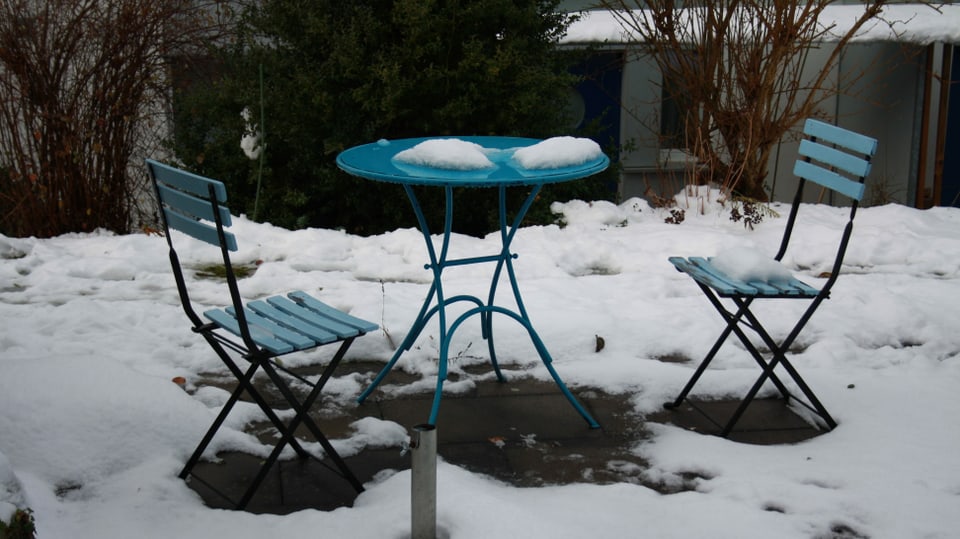 Ganz wenig Schnee und eine Wasserlache auf dem Tisch erinnern an den Schnee 5 Tage zuvor.