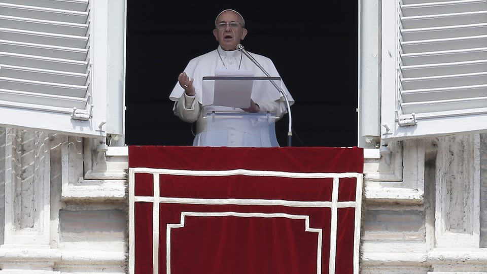 Papst Franziskus predigt vor dem Petersplatz aus einem Fenster heraus.