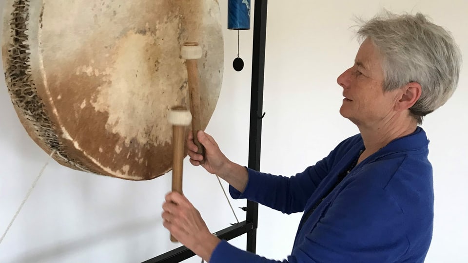 Musiktherapeutin Sandra Lutz spielt auf einer grossen aufgehängten Trommel.