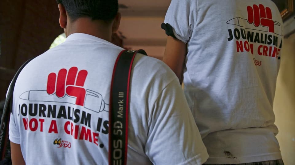 Journalisten, die T-Shirts mit der Aufschrift «Journalismus ist kein Verbrechen» tragen