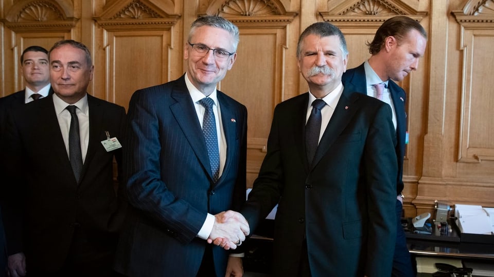 SVP-Nationalrat Andreas Glarner begrüsst Ungarns Parlamentspräsidenten Laszlo Kover im Bundeshaus.