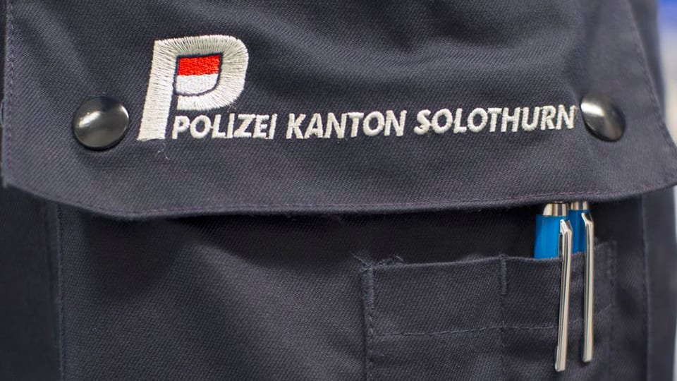 Die Hosentasche eines Solothurner Polizisten mit Schriftzug Polizei Kanton Solothurn und zwei blauben Kugelschreibern