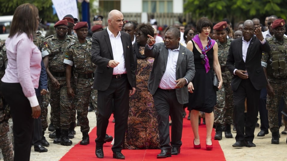 Bundespräsident Alain Berset und der mosambikanische Präsident Filipe Nyusi schreiten über einen roten Teppich.