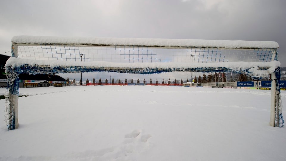 Die Schneefälle der letzten Tage verschneiten so manchen Fussballplatz.