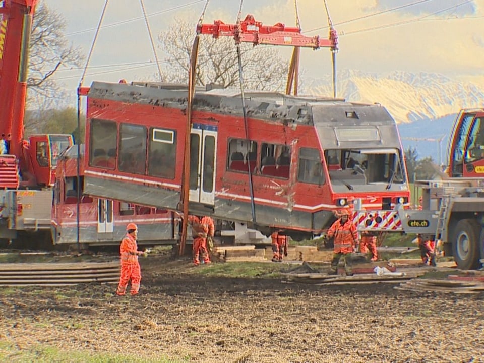 Der verunfallte Wagen in Lüscherz wird per Kran geborgen.