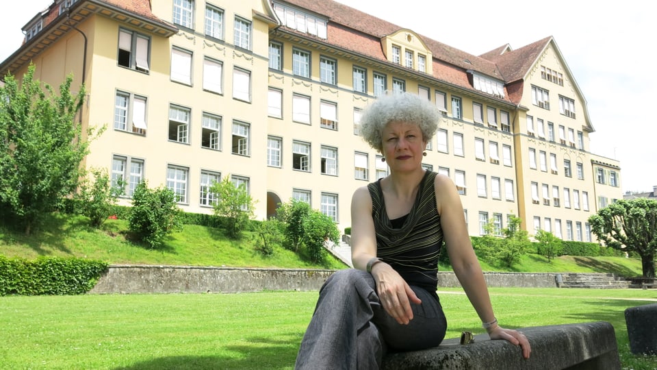 Biographin Barbara Kopp vor dem Bieler Gymnasium, welches Laure Wyss besucht hatte.