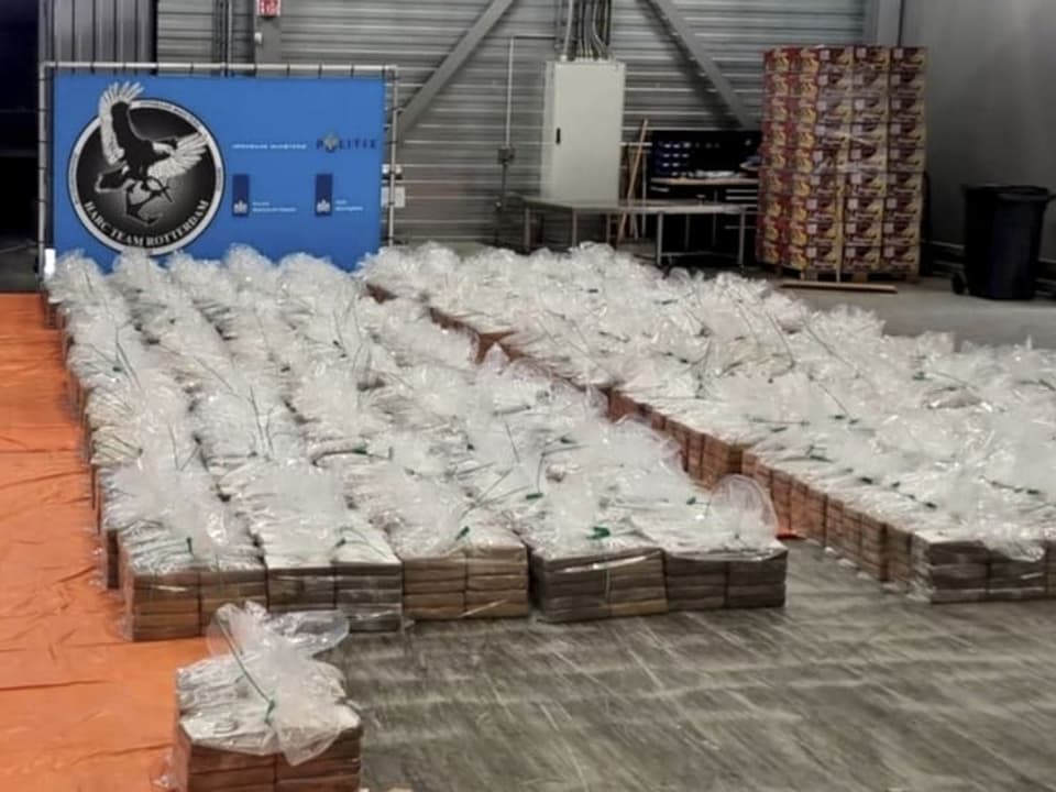 Grosse Mengen Kokain liegen in einem Raum am Hafen von Rotterdam.