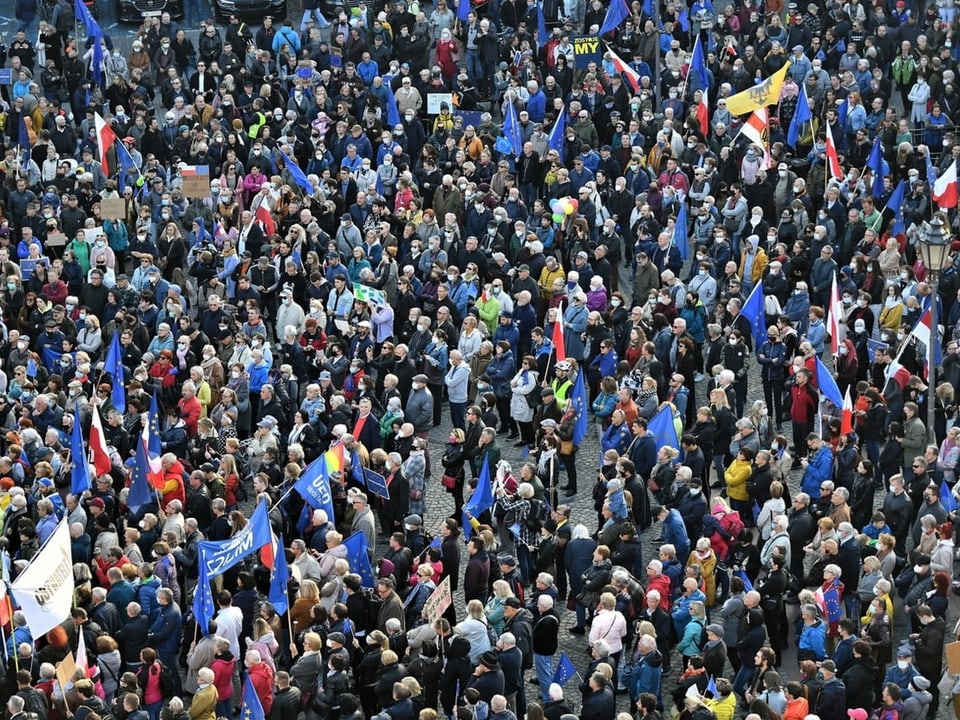 Tausende Demonstranten versammeln sich in Warschau auf dem Schlossplatz.