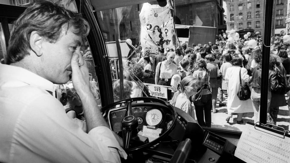 Streikende Frauen behindern in Bern die Zytglogge-Durchfahrt anlässlich des nationalen Frauenstreiks am 14. Juni 1991. 