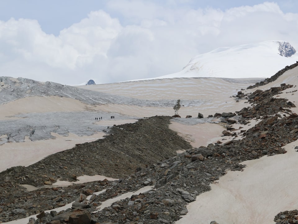 Blick auf eine Gletscherlandschaft mit Moränen im Vordergrund.