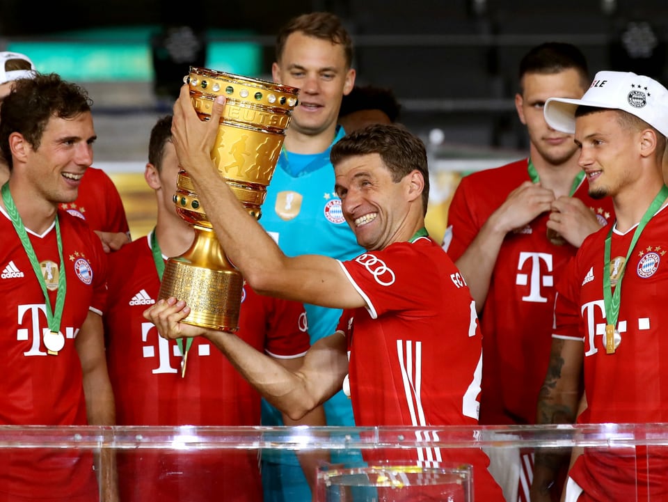 Müller mit Pokal