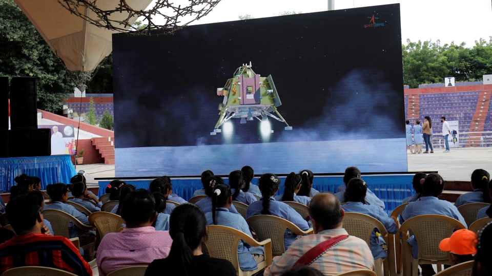 Menschen in der indischen Stadt Ahmedabad beobachten per Livestream die Landung der Raumsonde auf dem Mond.