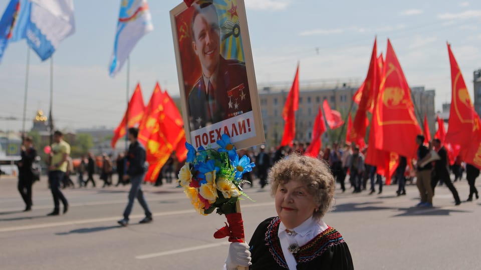  Eine Anhängerin der kommunistischen Partei an der 1. Mai-Demonstration 2014 in Moskau.