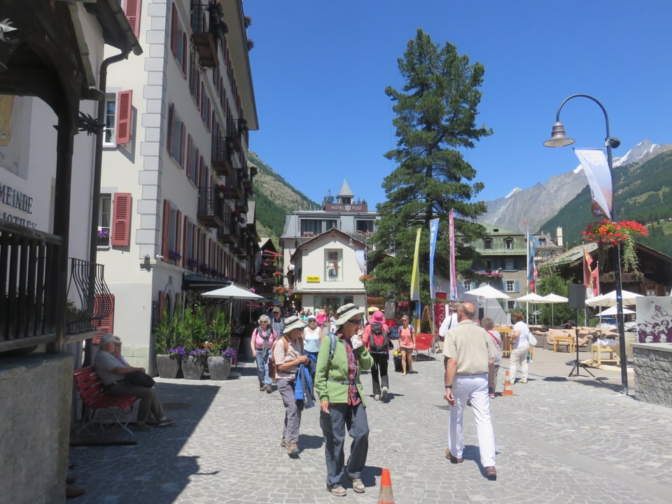 Am Zermatter Kirchplatz flanieren die Touristen.  